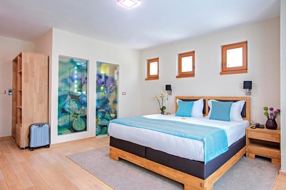 Spring, Bed, Day, Bathroom, Living room, Bedroom, Family