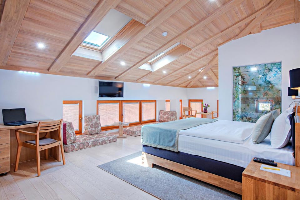 Bed, Bathroom, Coffee/tea facilities, Living room, Photo of the whole room, Decorative detail, Bedroom, City view