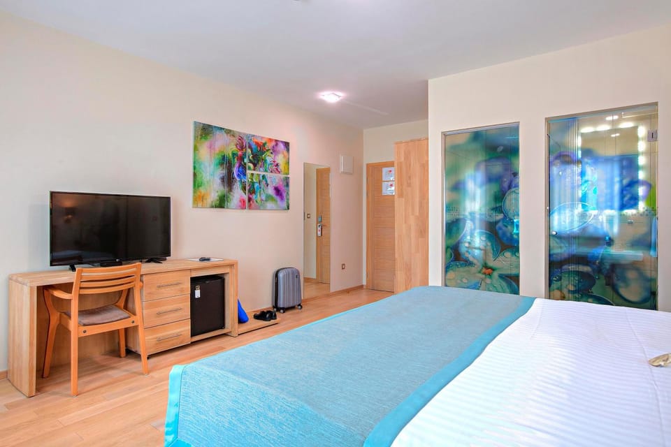 Bed, Bathroom, Living room, Food and drinks, Photo of the whole room, Decorative detail, Bedroom