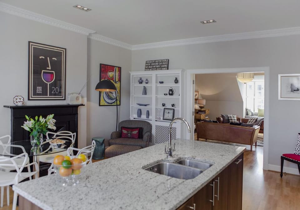 Food close-up, Kitchen or kitchenette, Living room, Food and drinks, Decorative detail, Seating area, Dining area, Food, Guests, Drinks, Alcoholic drinks, Non alcoholic drinks, children, group of guests, Family
