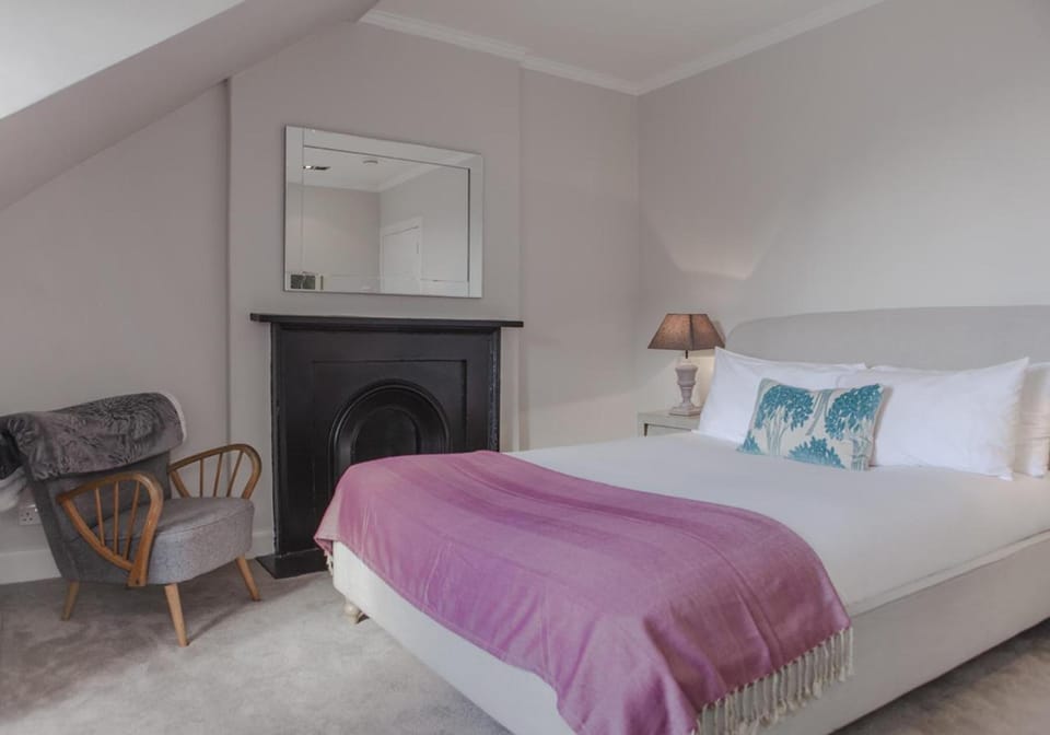 Shower, Bed, Decorative detail, Seating area, Bedroom, Guests, children, group of guests, cot, Family