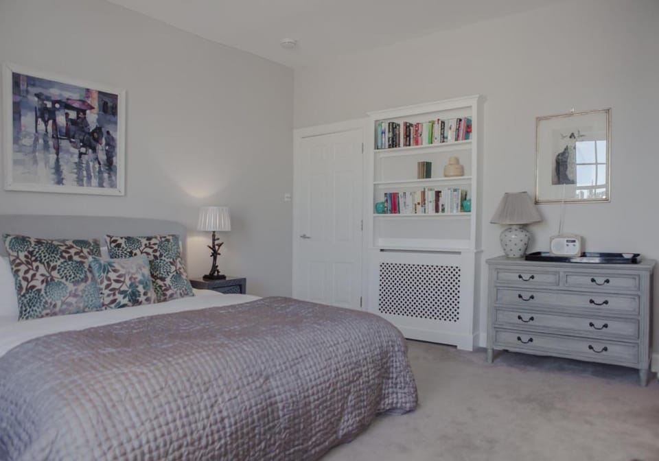 Bed, TV and multimedia, Decorative detail, Bedroom, children, cot, Family