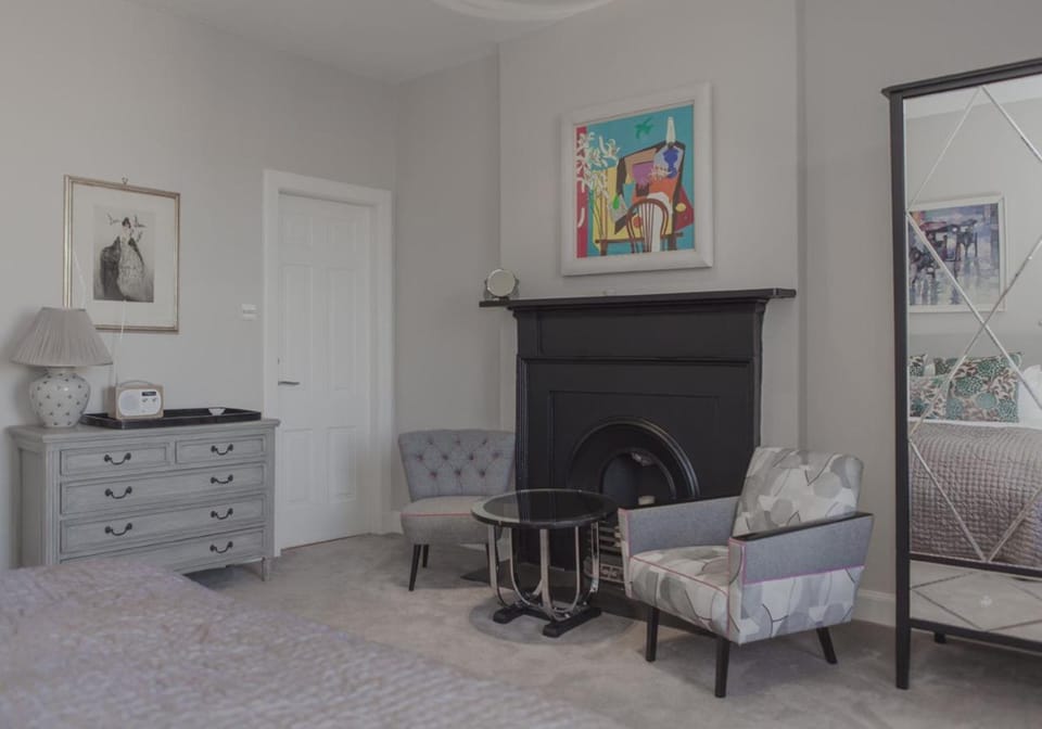 Bed, TV and multimedia, Decorative detail, Seating area, Bedroom, children, cot, Family