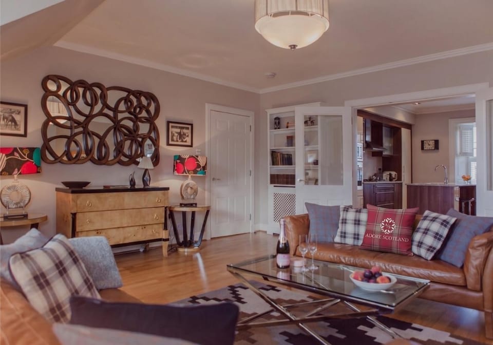 Food close-up, Day, Kitchen or kitchenette, Living room, Food and drinks, Decorative detail, Seating area, Food, Guests, Drinks, Alcoholic drinks, Non alcoholic drinks, children, young children, older children, group of guests, cot, Family