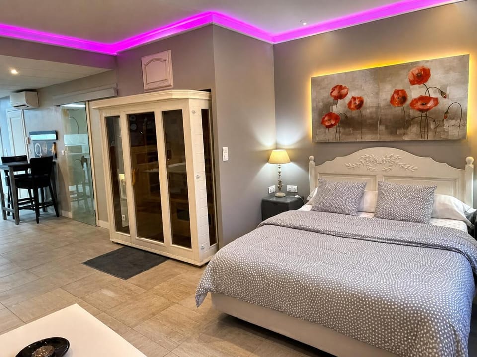 Bed, Photo of the whole room