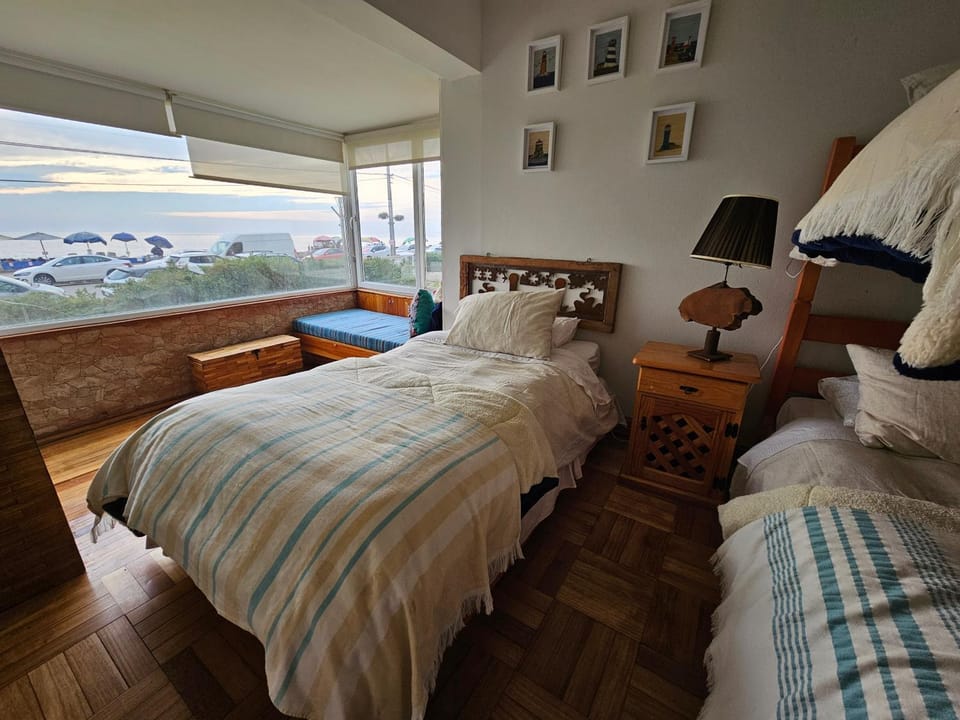 Photo of the whole room, Bedroom, Sea view