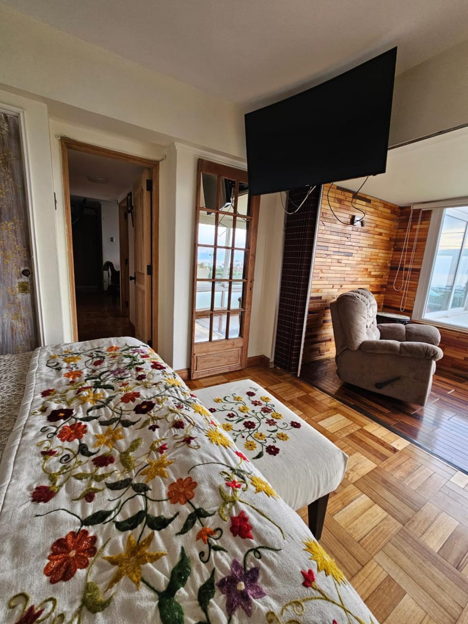 Bed, TV and multimedia, Living room, Photo of the whole room, Bedroom