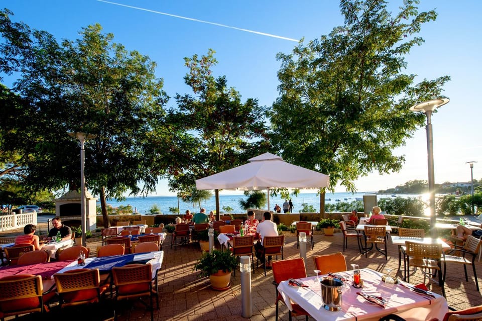 Patio, Restaurant/places to eat, People