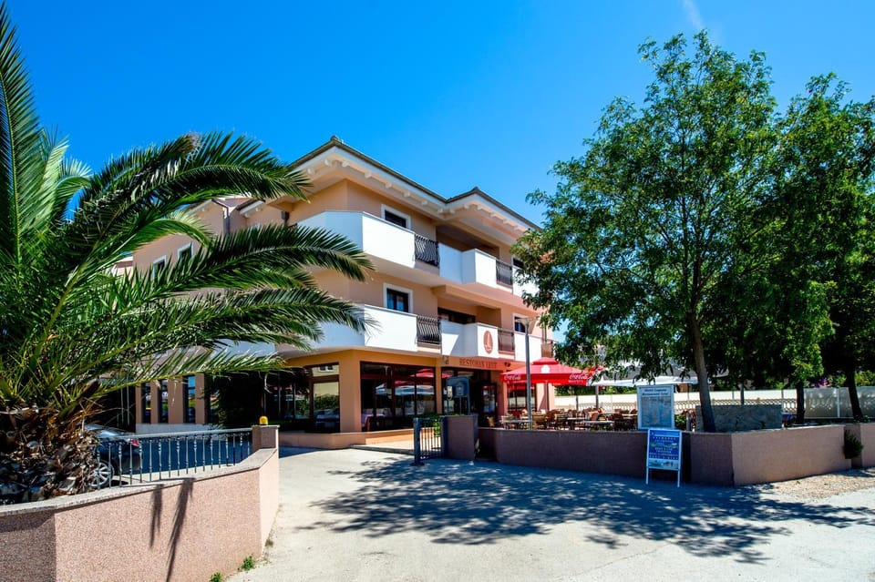 Property building, Patio, Facade/entrance