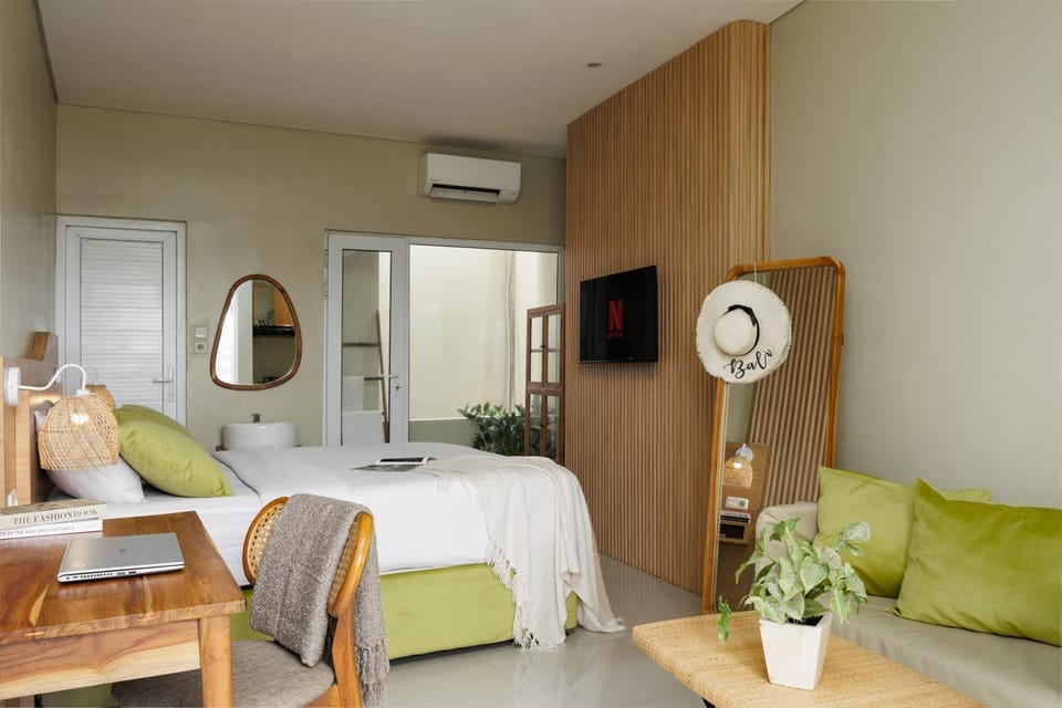 Bed, TV and multimedia, Photo of the whole room, Seating area, Bedroom, air conditioner