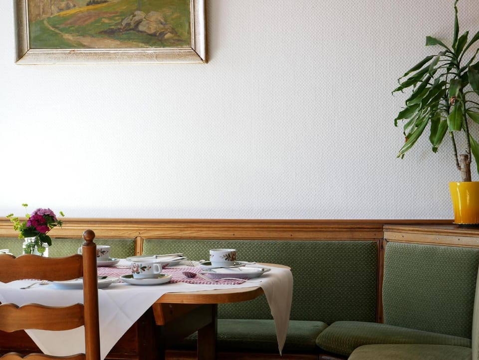 Seating area, Dining area