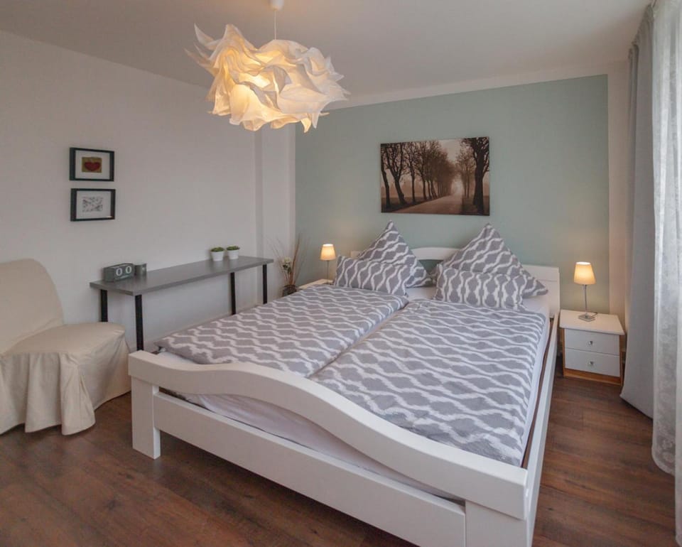 Photo of the whole room, Bedroom