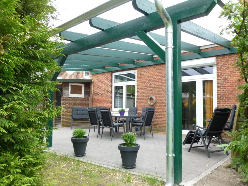 Property building, Patio, Garden, Balcony/Terrace