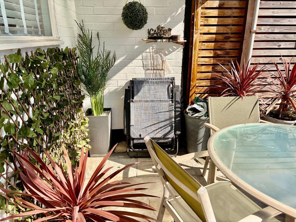 Patio, Day, Summer, Balcony/Terrace, Seating area, Dining area