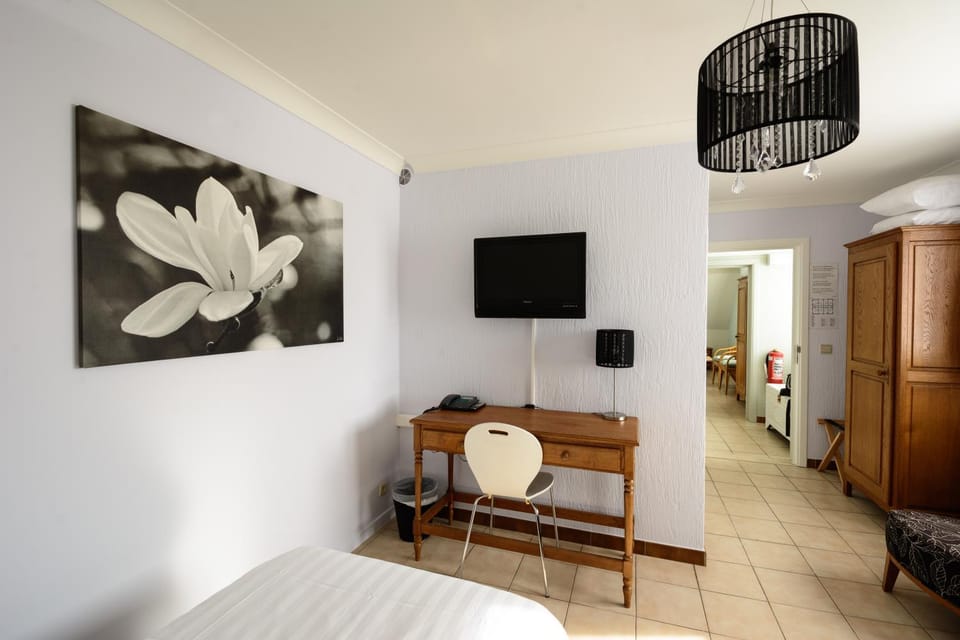 Bed, TV and multimedia, Bedroom