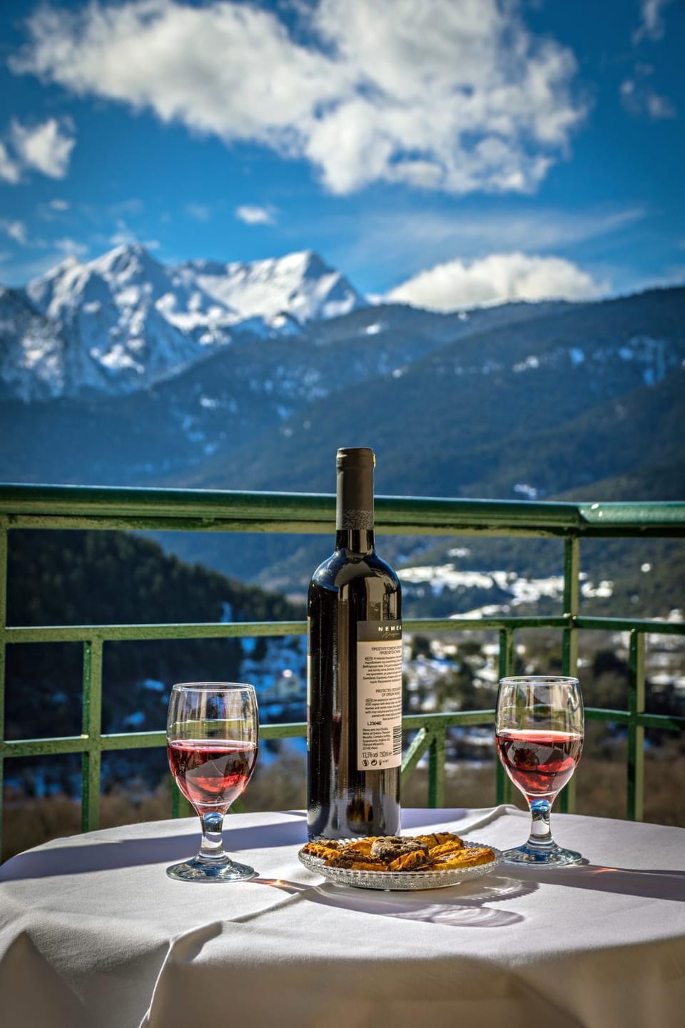 Natural landscape, View (from property/room), Balcony/Terrace, Dining area, Mountain view, River view