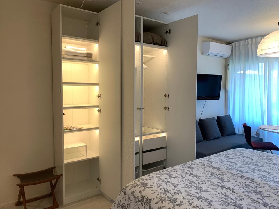 Bed, TV and multimedia, wardrobe