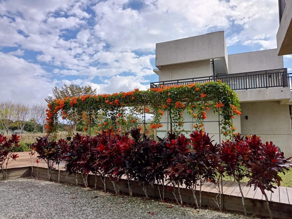 Property building, Day, Garden view, Parking