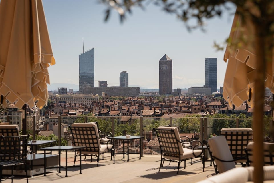 Lounge or bar, City view