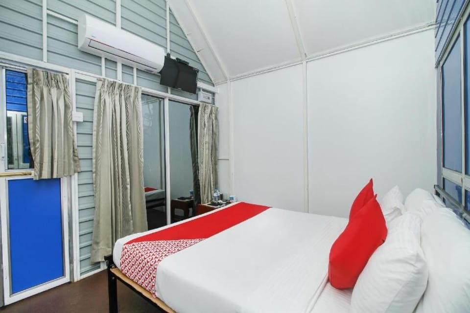 Airport A4 Transit Hub - Eco Chalets - FREE Airport Pick Up & Drop 24 hrs Hotel in Western Province