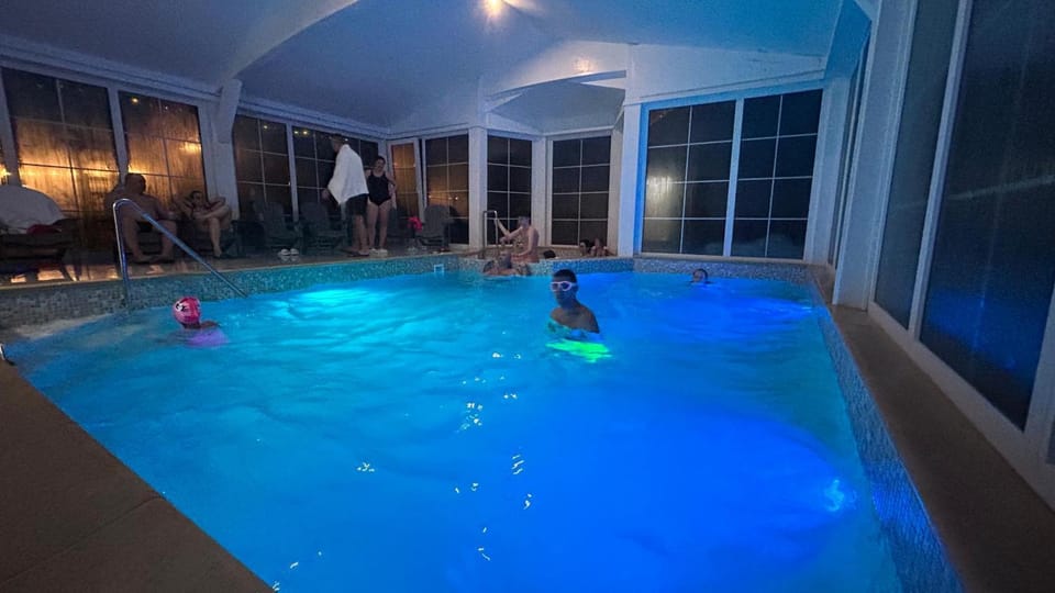 Property building, Restaurant/places to eat, Night, People, Spa and wellness centre/facilities, Pool view, Swimming pool, Breakfast, group of guests
