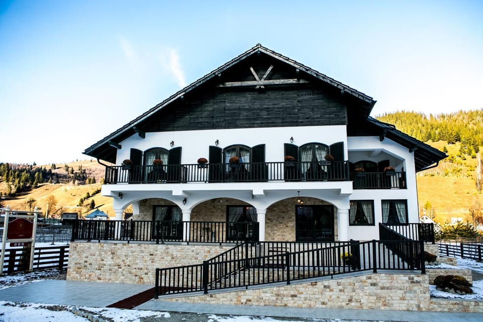Property building, Restaurant/places to eat, Day, Landmark view, Swimming pool, Breakfast