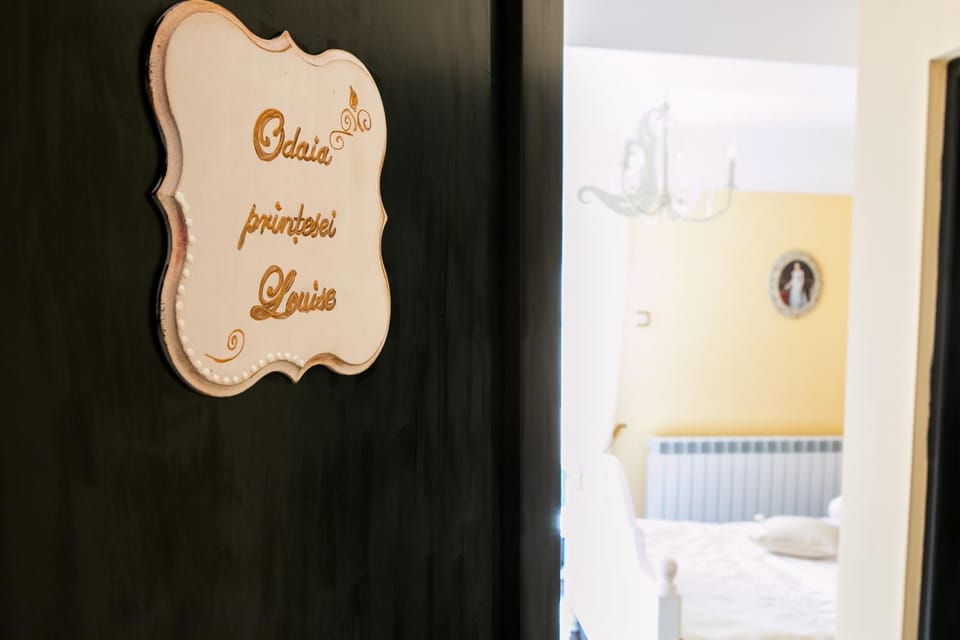 Property building, Restaurant/places to eat, Bed, Bathroom, Bedroom, Text overlay, Swimming pool, Breakfast, Bath, towels