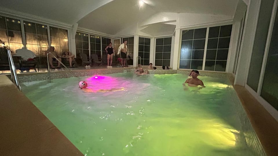 Property building, Restaurant/places to eat, People, Natural landscape, Spa and wellness centre/facilities, Pool view, Swimming pool, Breakfast, group of guests