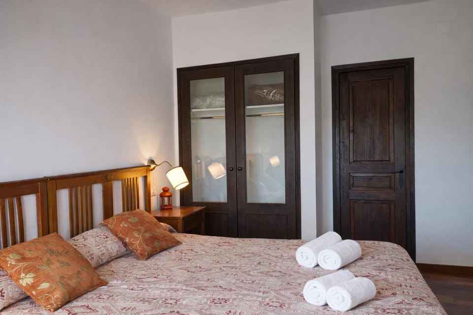 Bed, Photo of the whole room, wardrobe