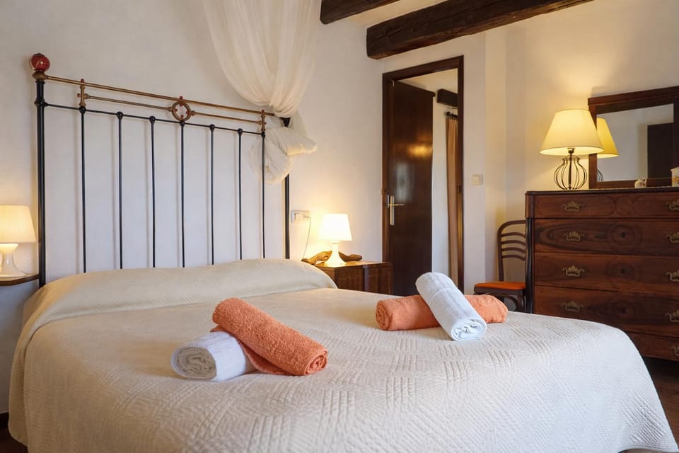 Photo of the whole room, Bedroom, towels