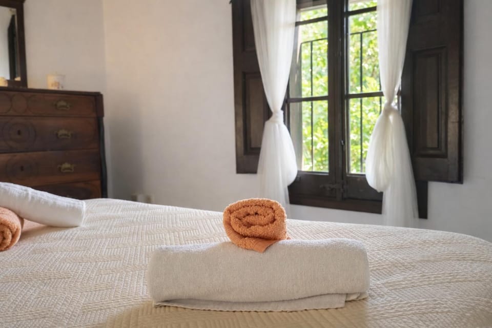 Photo of the whole room, towels