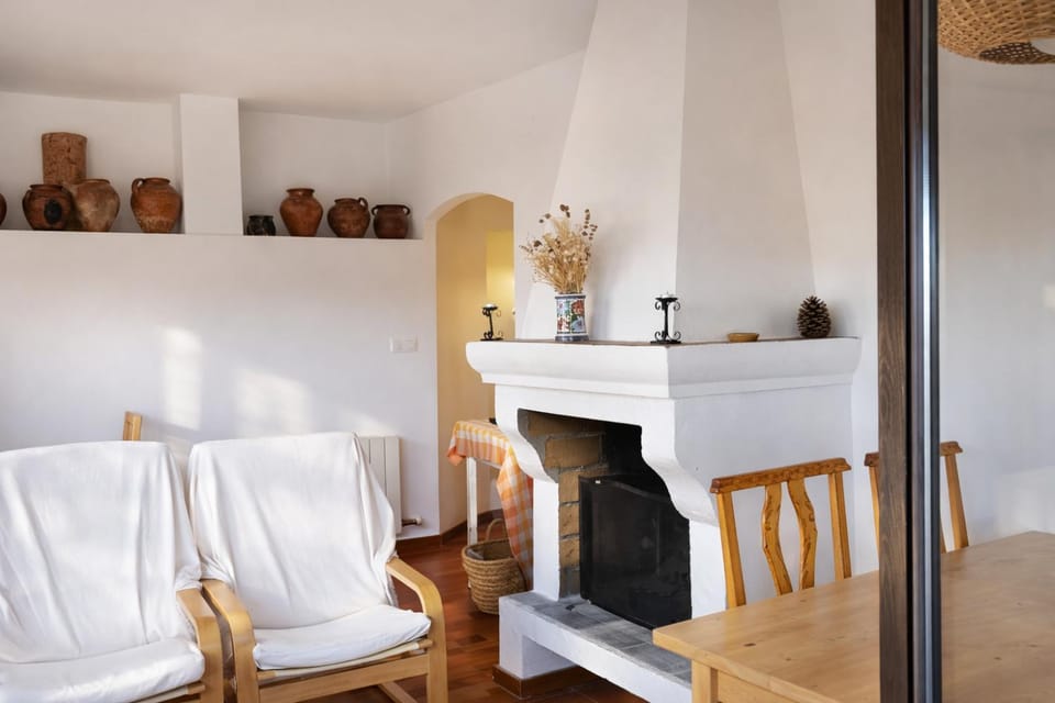 Dining area, fireplace