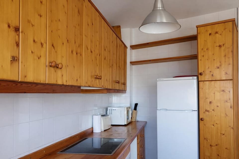 microwave, stove, kitchen