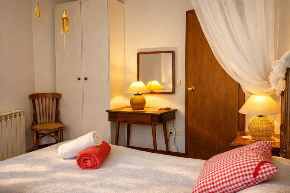 Bed, Photo of the whole room, towels, wardrobe