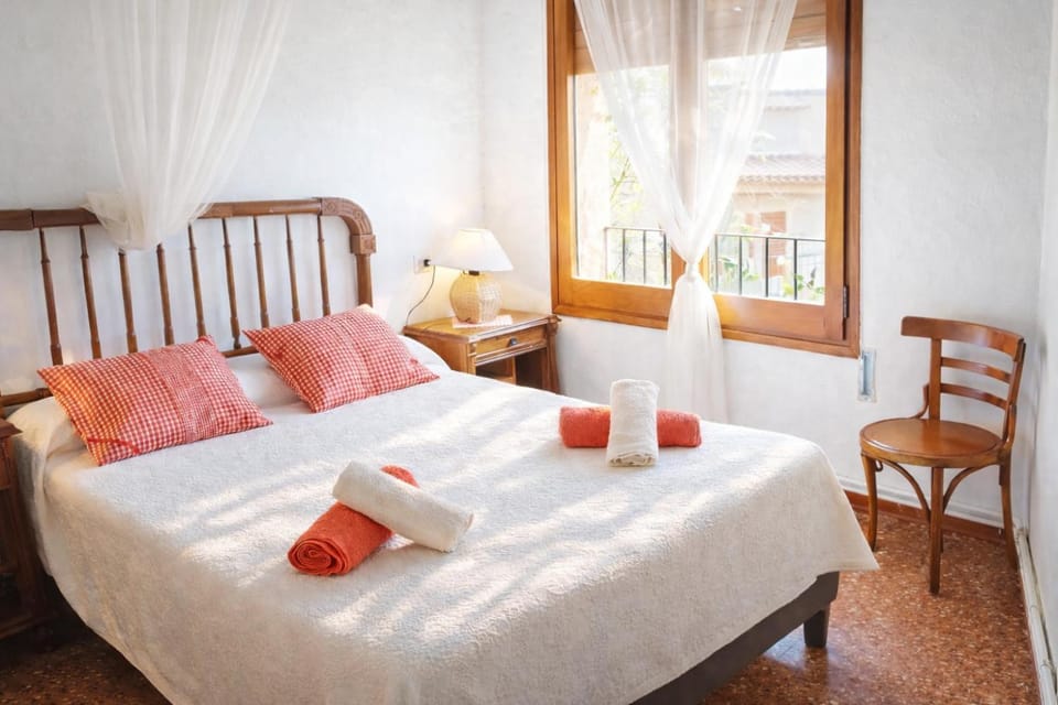 Bed, Photo of the whole room, towels