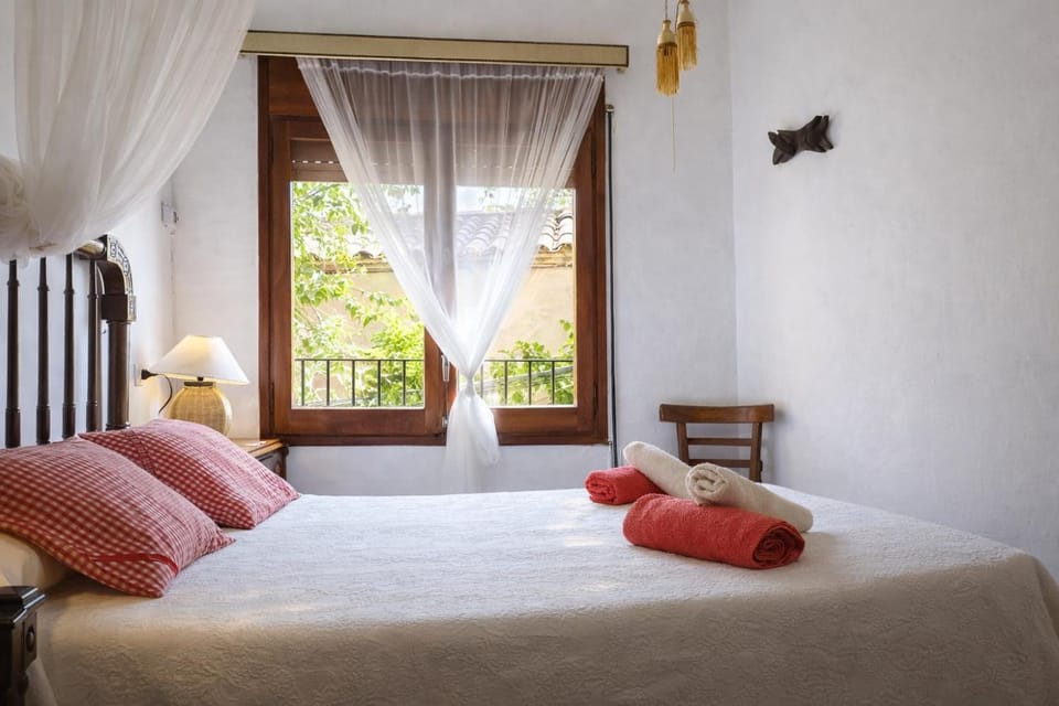 Bed, Photo of the whole room, towels