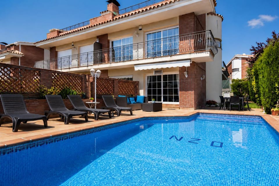 Pool view, Swimming pool, sunbed