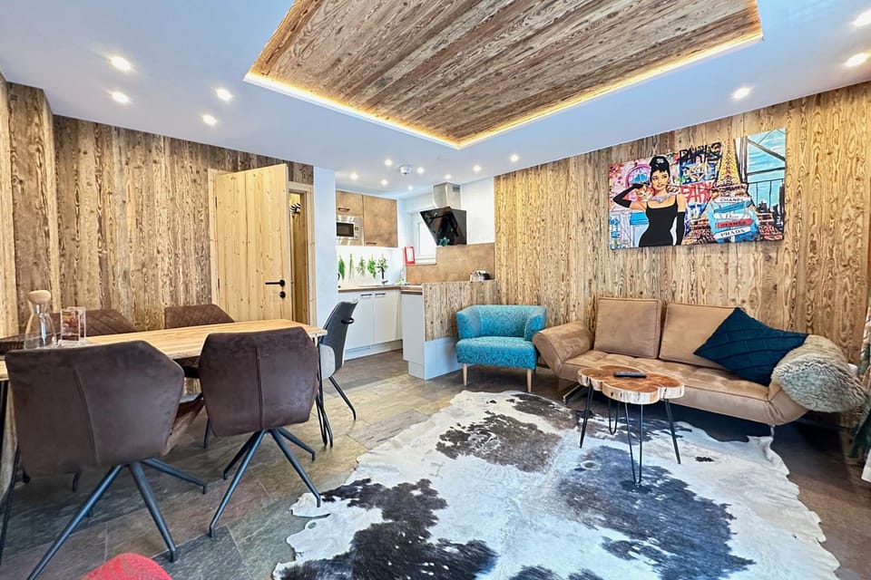 Kitchen or kitchenette, Living room, Seating area, Dining area