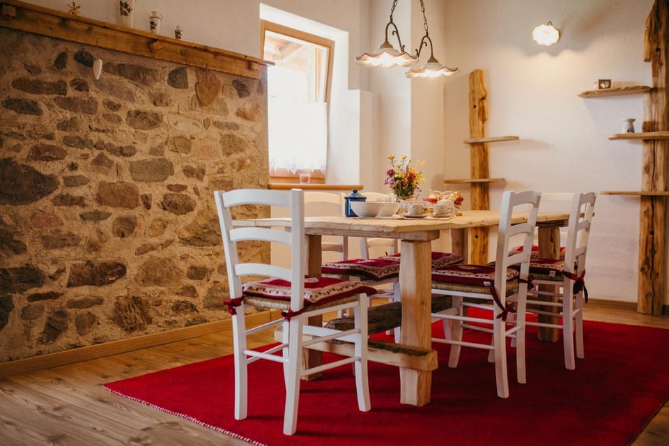 Kitchen or kitchenette, Dining area, Communal kitchen