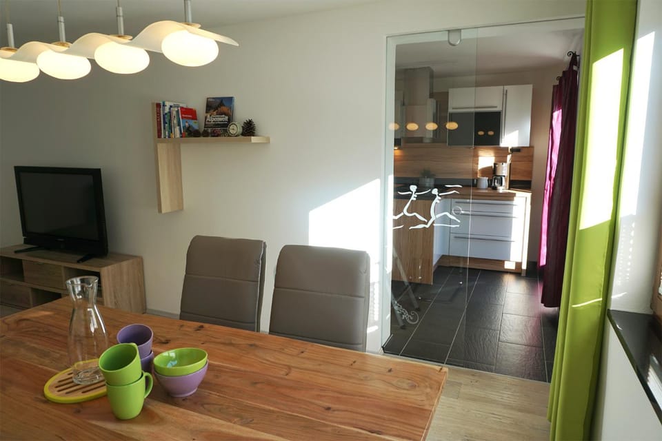 Coffee/tea facilities, Kitchen or kitchenette, Dining area