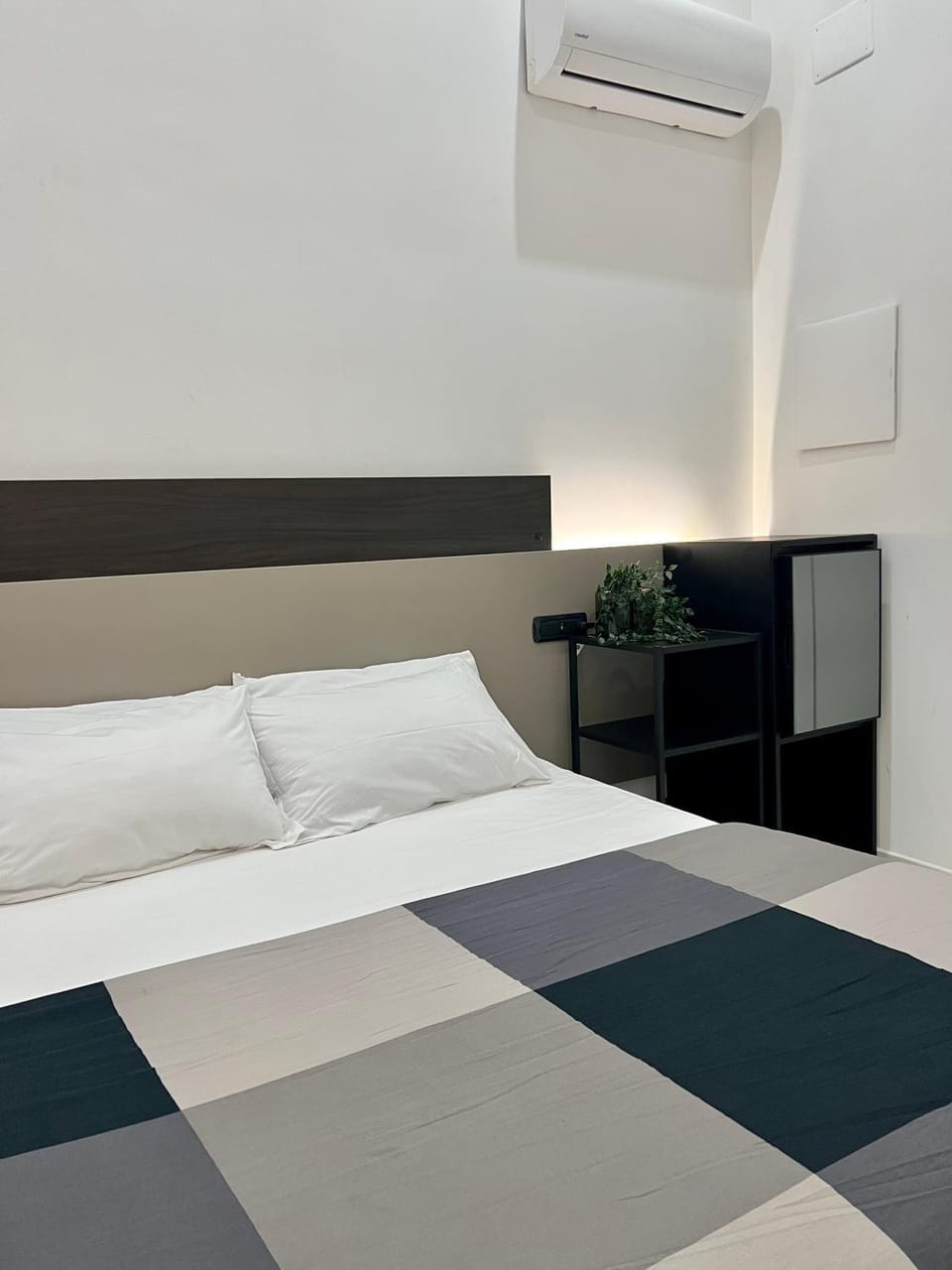 Photo of the whole room, Bedroom, air conditioner