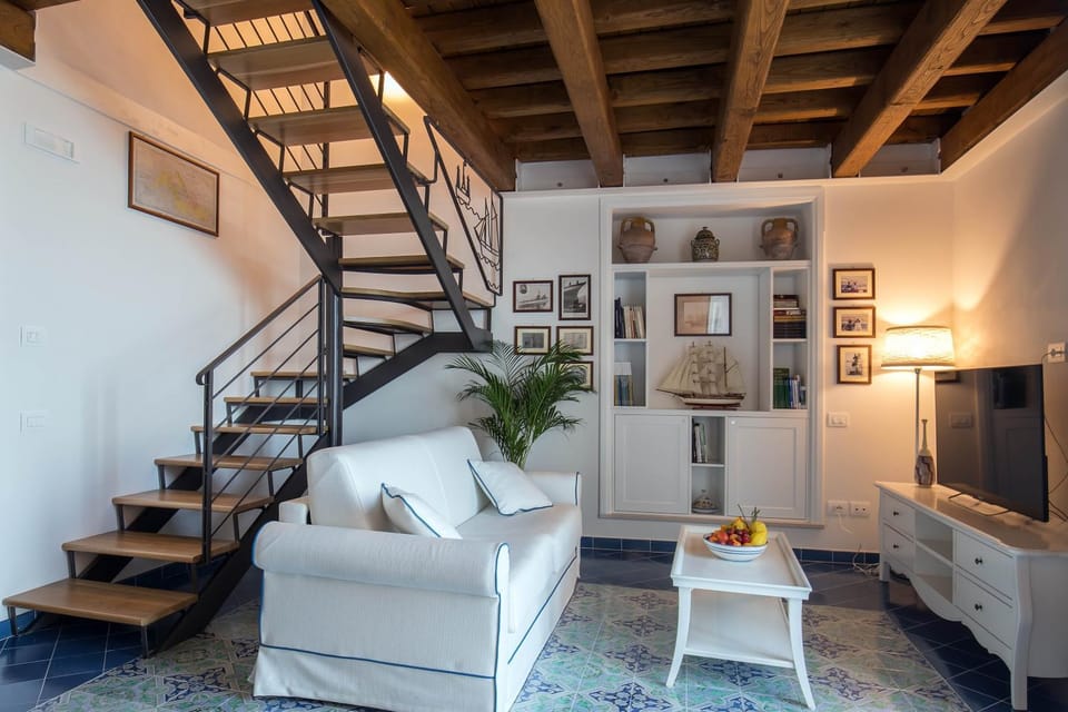 Living room, Photo of the whole room, Decorative detail