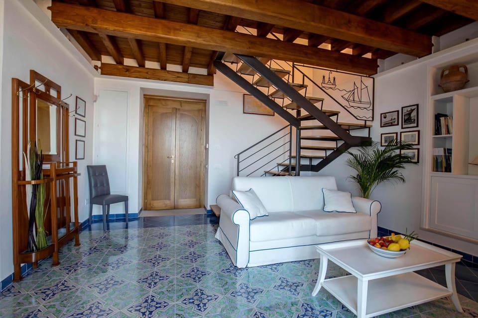 Living room, Photo of the whole room, Decorative detail