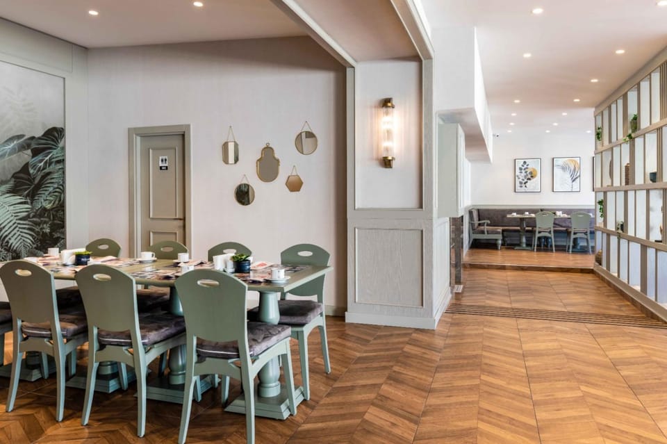 Property building, Living room, Lobby or reception, Decorative detail, Seating area