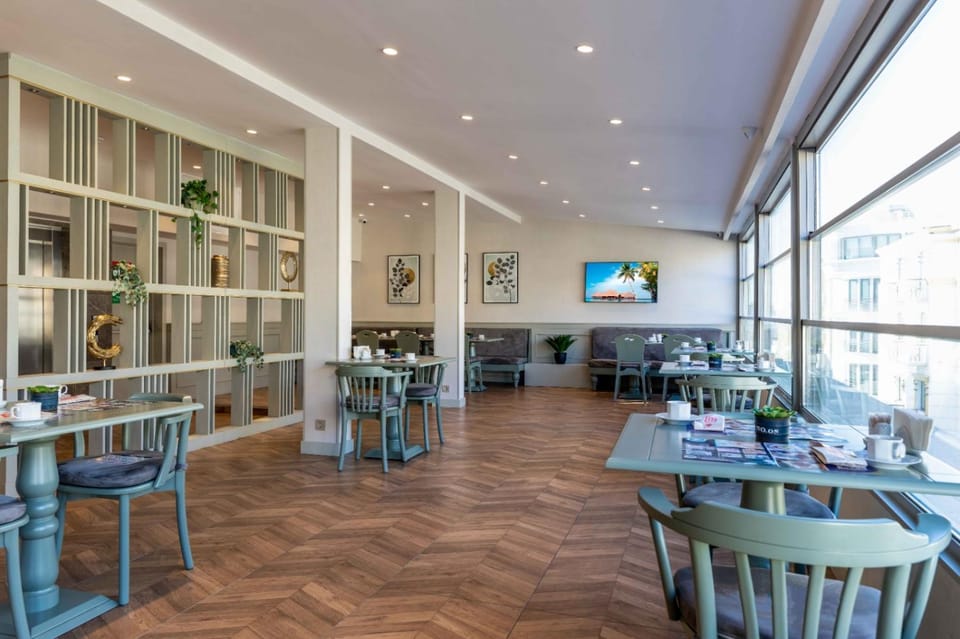 Restaurant/places to eat, Balcony/Terrace, Lounge or bar, Banquet/Function facilities, Seating area, Breakfast, Buffet breakfast