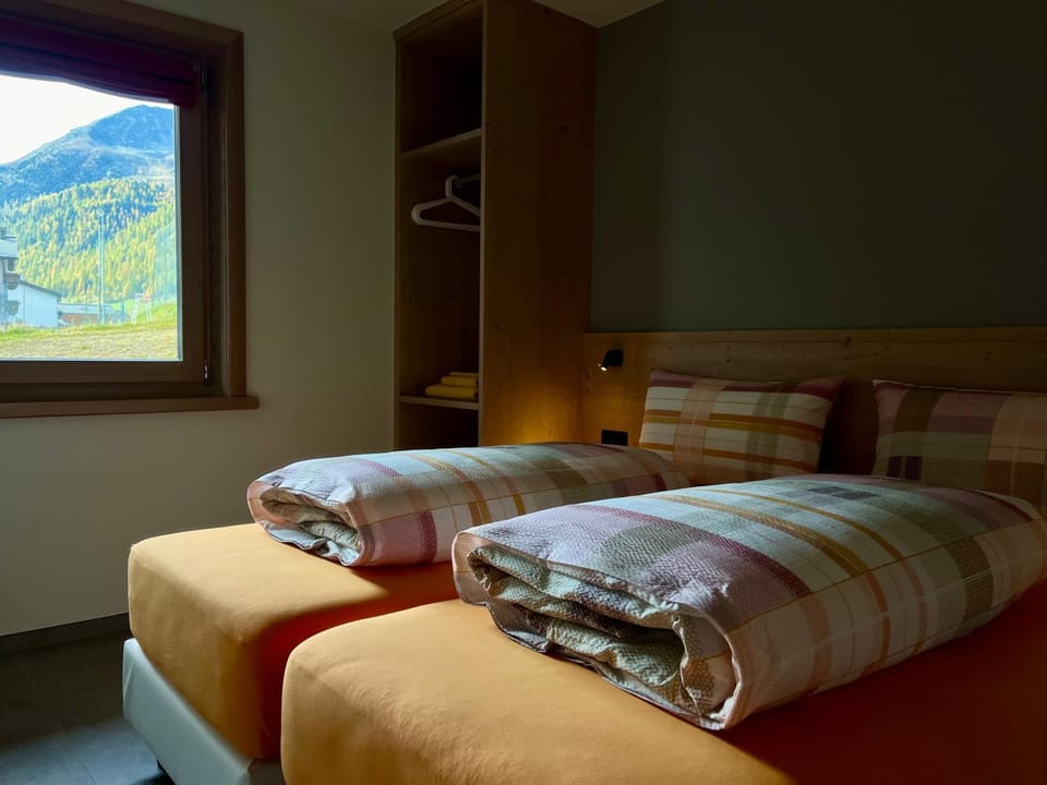 Photo of the whole room, Bedroom, Mountain view