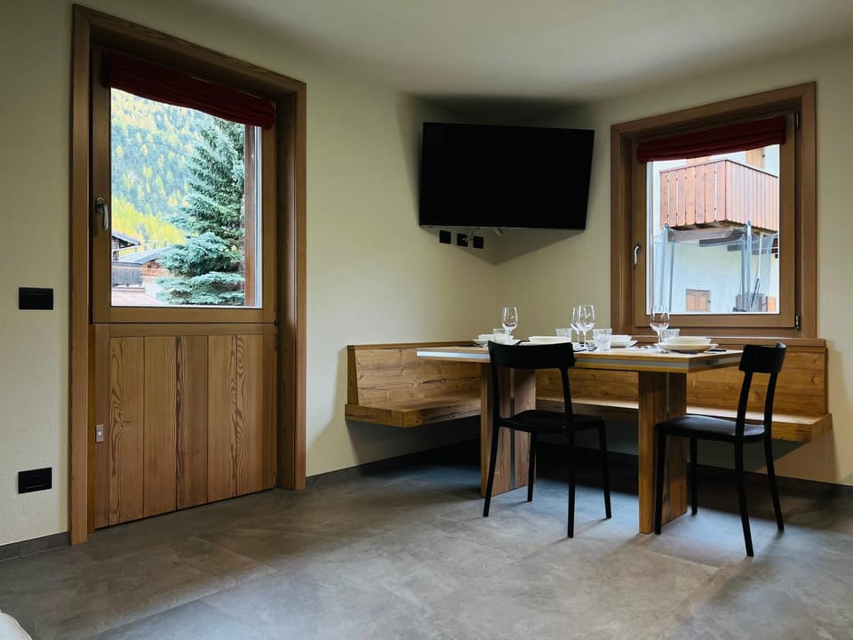 Natural landscape, TV and multimedia, Living room, Seating area, Dining area, Mountain view