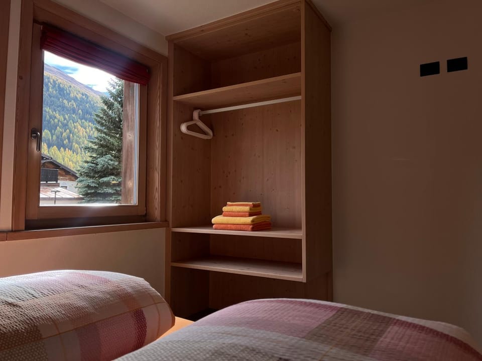 Photo of the whole room, Bedroom, wardrobe