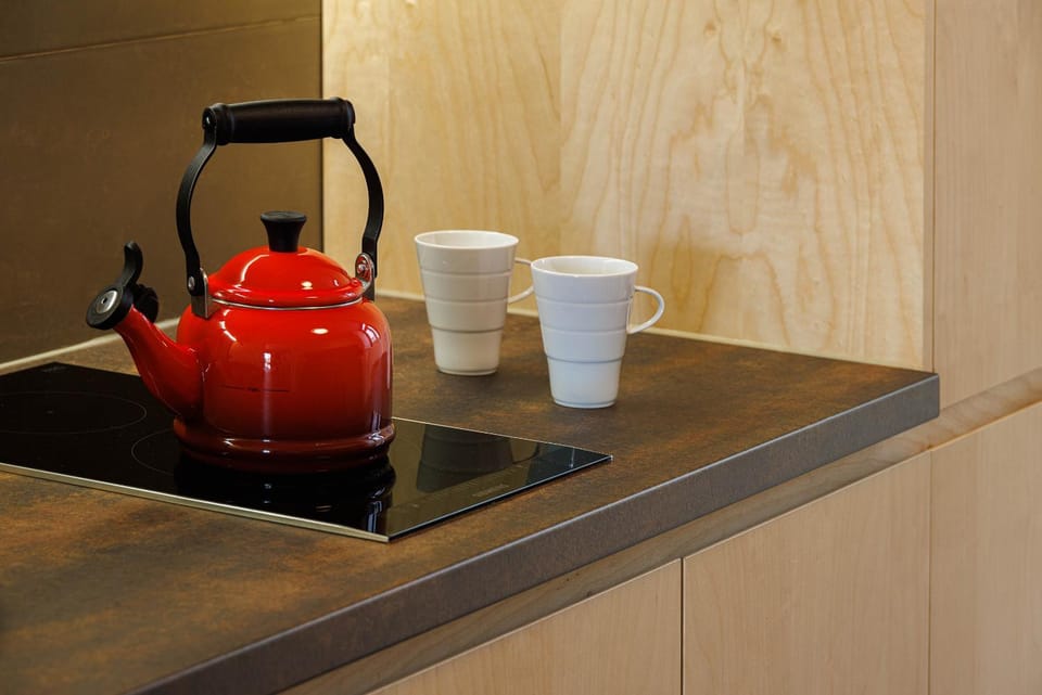 Coffee/tea facilities, Kitchen or kitchenette, stove
