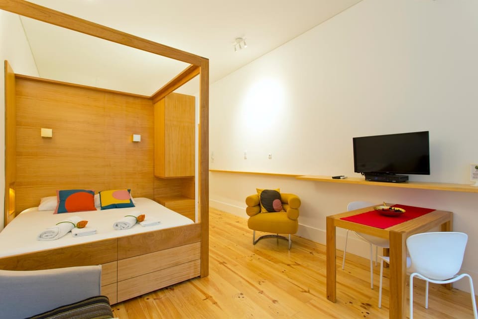 TV and multimedia, Seating area, Bedroom